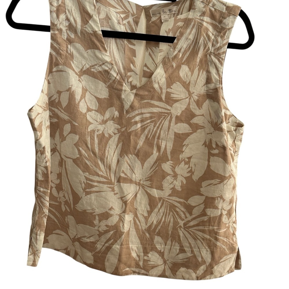 5/$20 nine britton Beige and Cream Tropical Print Sleeveless V-Neck Blouse